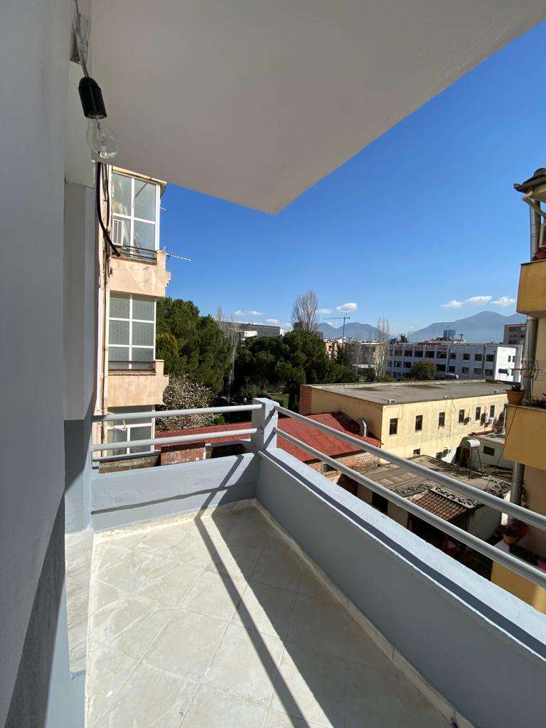 Shitet Apartament 2+1, në fund të Bulevardit 